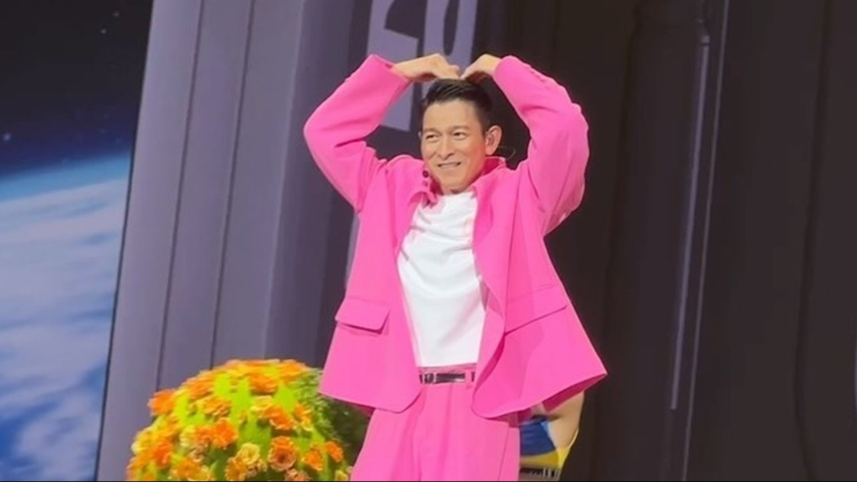 劉德華演唱會「趴桿大媽」竟是62歲關之琳！網：來看前男友？
