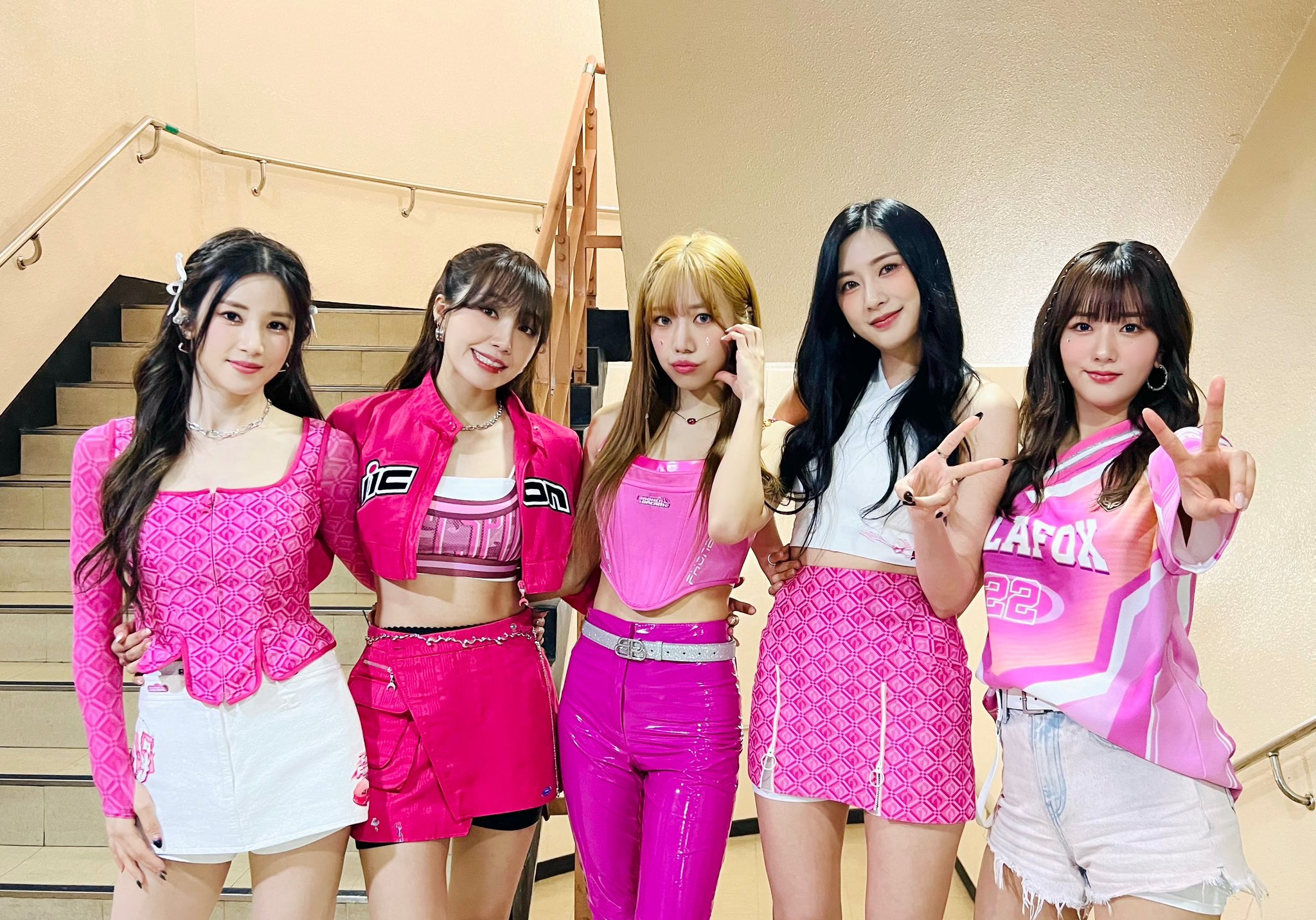 Apink 演唱會 2025 香港站：《PINK NEW YEAR》與你共迎新歲，搶飛攻略、票價、座位表一覽！