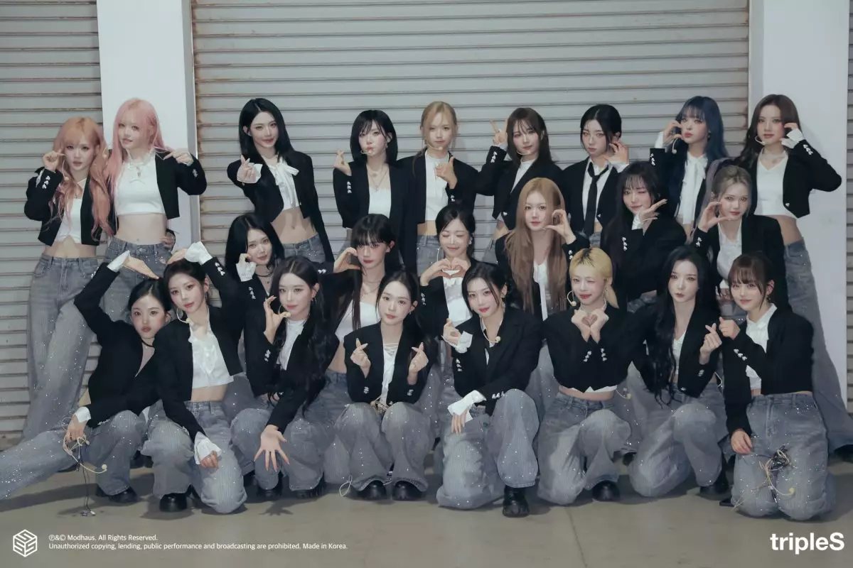 TripleS香港演唱會OT24全員合影成最大高潮 粉絲尖叫聲浪衝破維港夜空