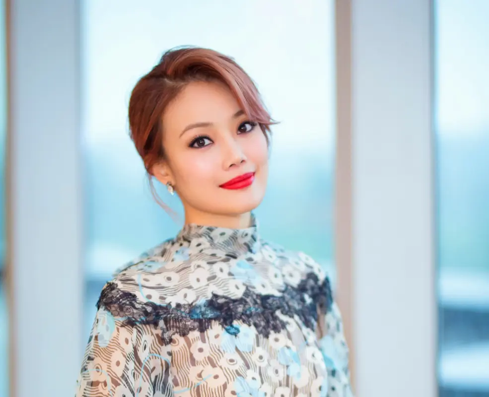 回顧2003：容祖兒《Show Up！》演唱會——性感蛻變、空中飛人、向恩師羅文致敬